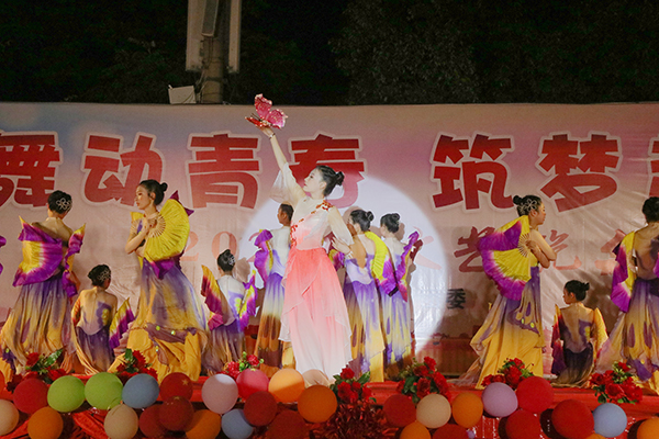 十八焕蝶 21幼儿教育2班.JPG