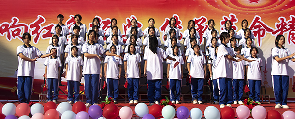 23会计班 站在草原望北京.jpg